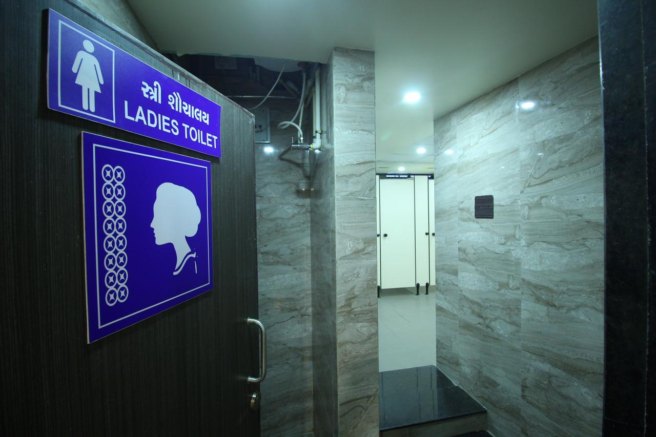 Jackpot Room In & Out Dormitory Ahmedabad Exterior photo